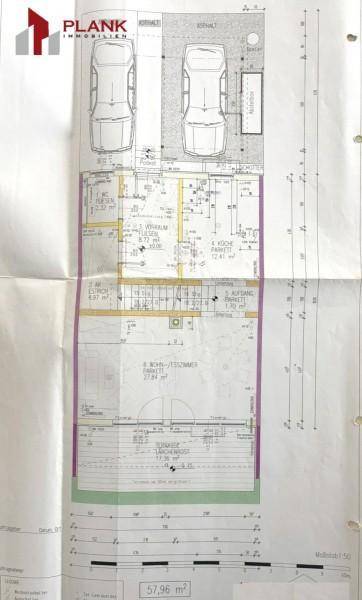 Grundriss des Erdgeschosses mit offenem Wohnbereich, Küche und Carport.