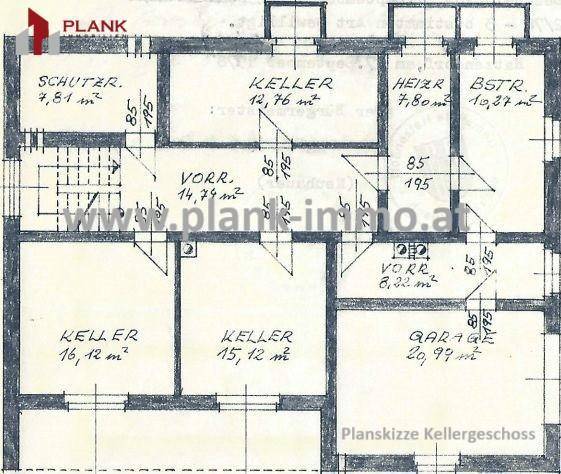 Grundriss des Kellergeschosses mit Kellerräumen, Heizraum und Garage.