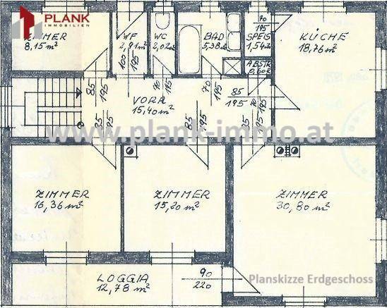 Grundriss des Erdgeschosses mit Küche, Bad und mehreren Zimmern.