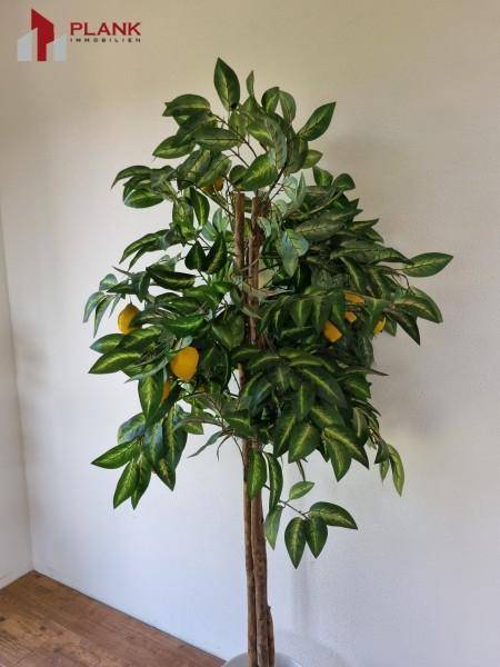 Künstlicher Zitronenbaum als Dekoration in einem hellen Raum.