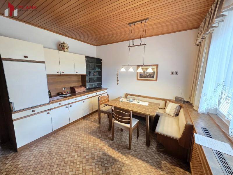 Gemütlicher Essbereich mit Holztäfelung an der Decke und traditionellen Möbeln.