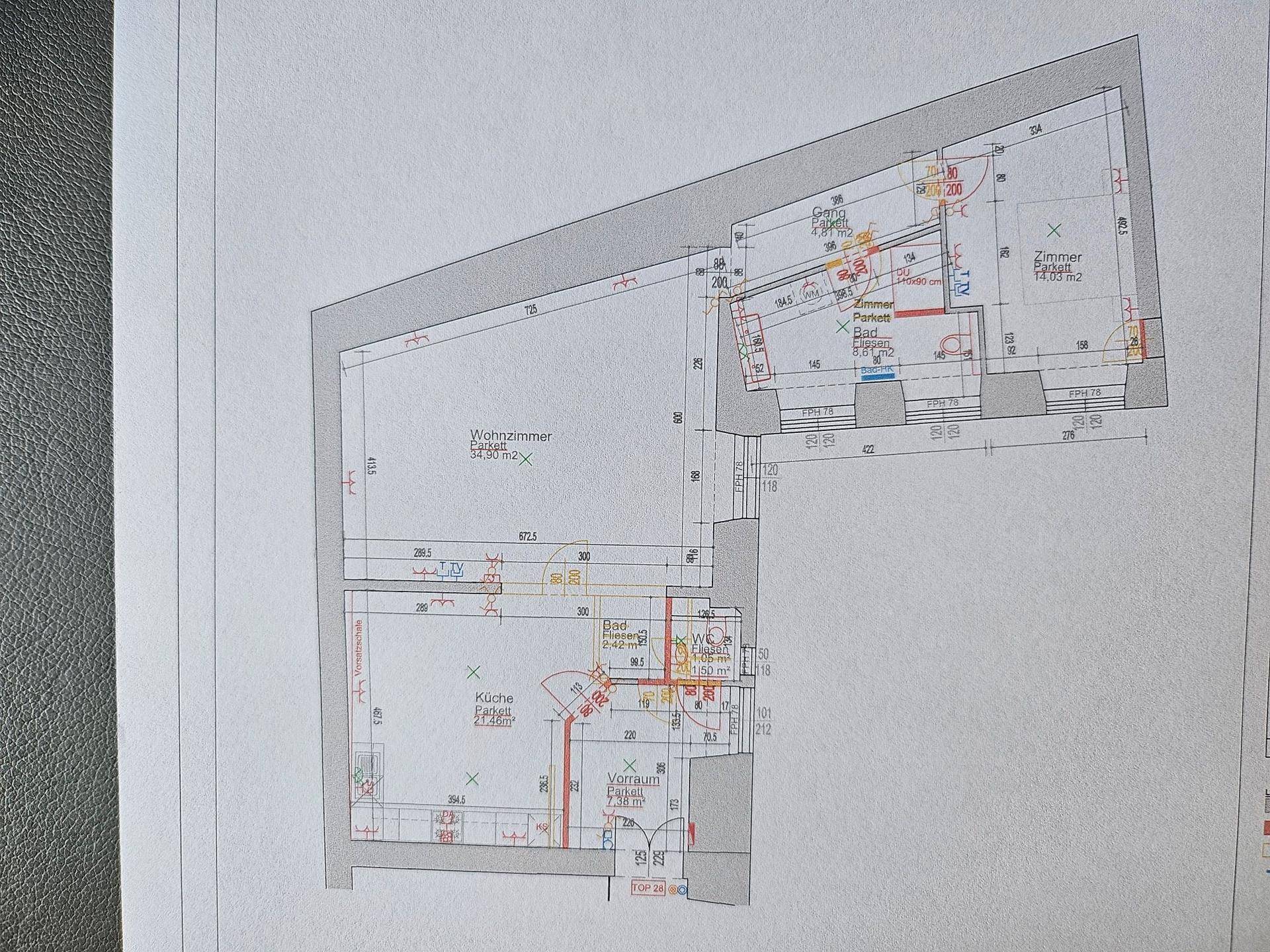 Detaillierter Grundriss der Wohnung mit Aufteilung in Wohnzimmer, Küche und weitere Räume.