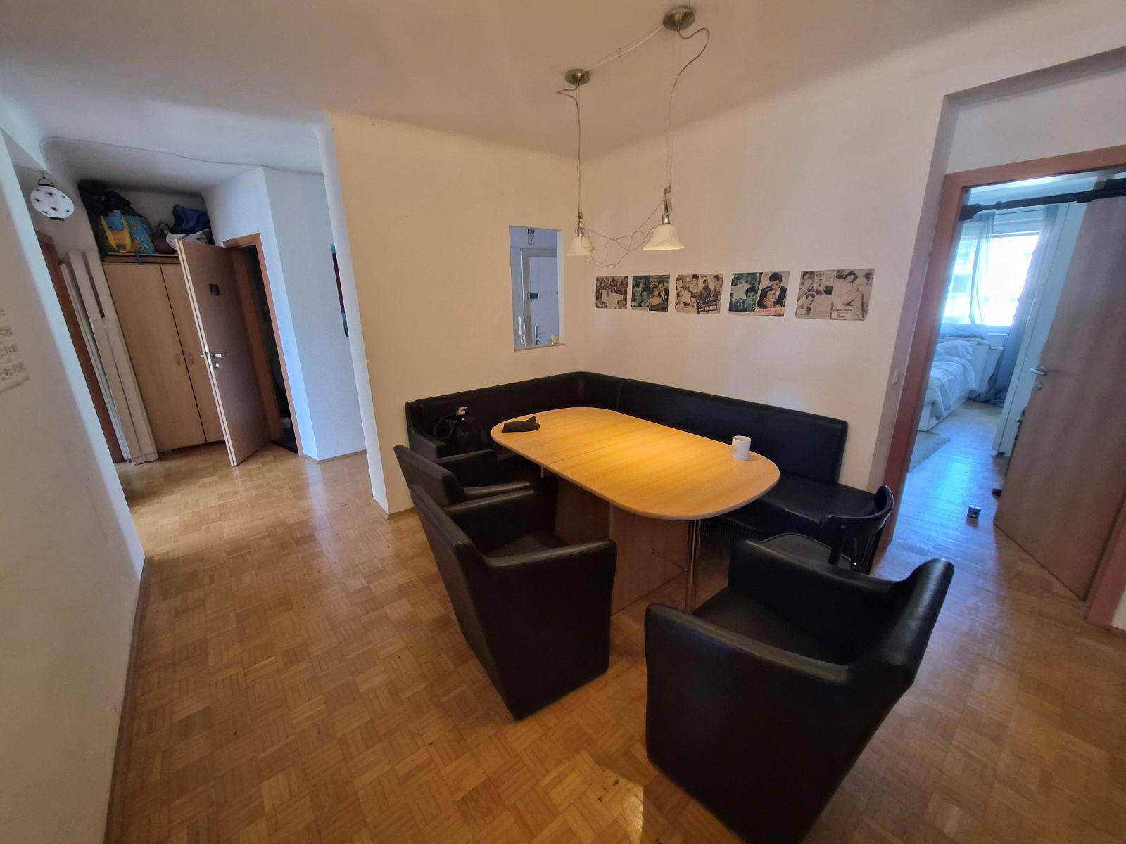 Gemütlicher Essbereich mit Eckbank, Holztisch und Parkettboden.