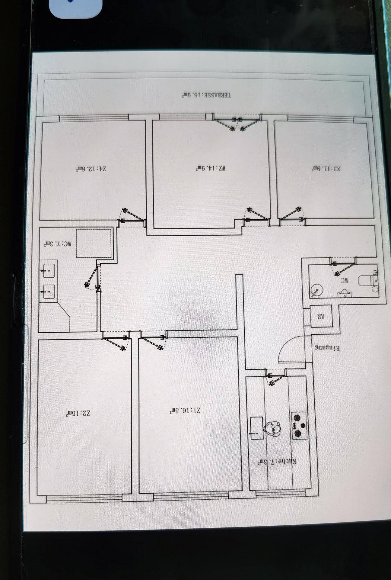 Grundriss einer Wohnung mit mehreren Zimmern, einer Küche, zwei Bädern und einer großen Terrasse.