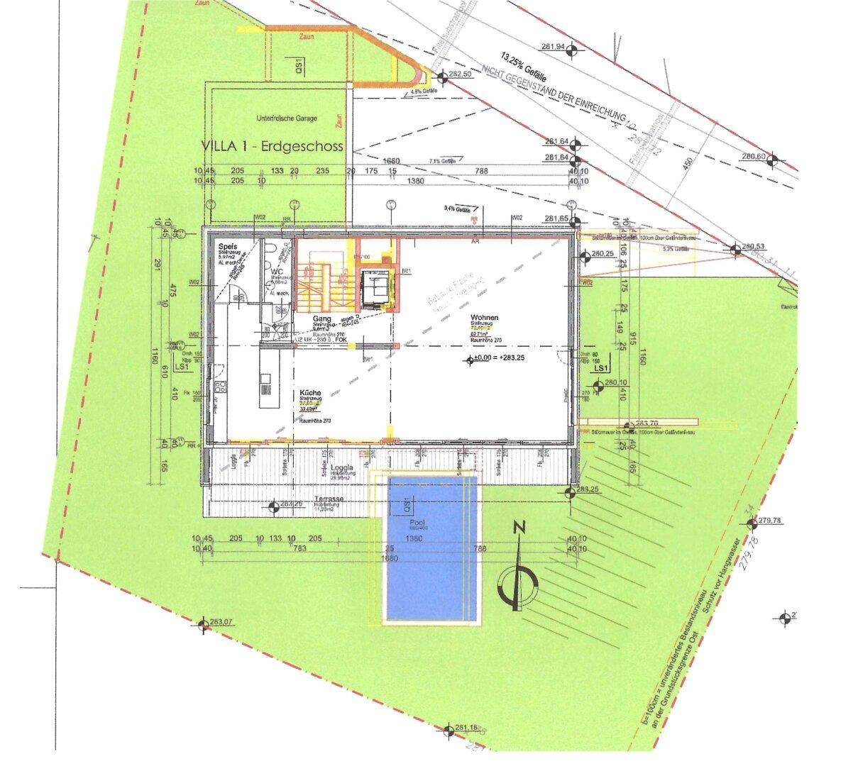 Grundriss des Erdgeschosses mit Wohnbereich, Küche, Loggia und Außenpool.