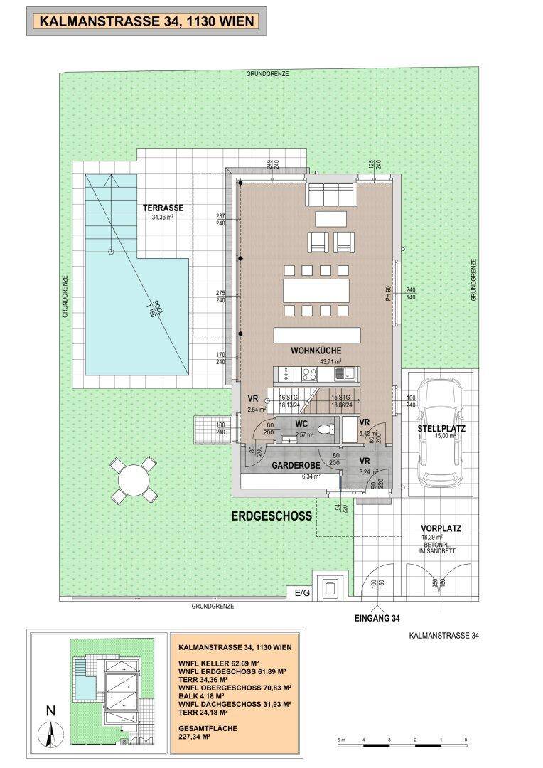 Grundriss des Erdgeschosses mit offener Wohnküche, Terrasse, Pool und Stellplatz.
