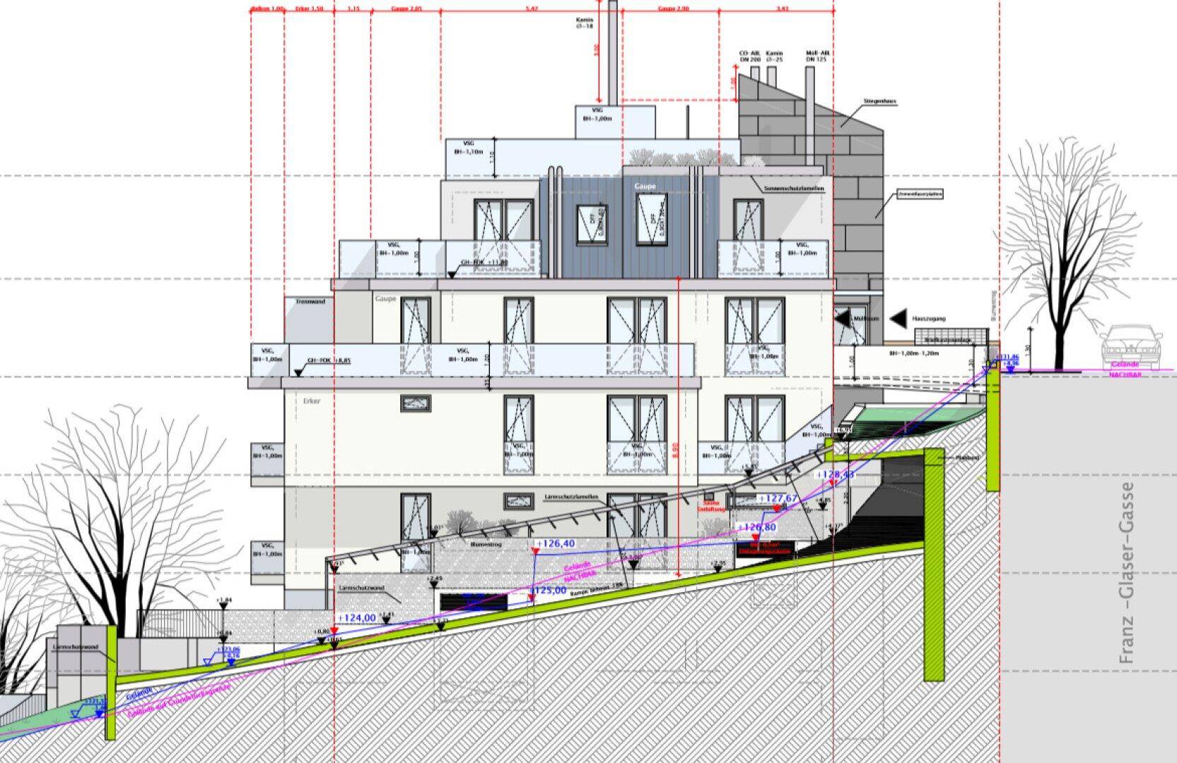 Architektonischer Schnittplan des Gebäudes, der die verschiedenen Ebenen und die Hanglage darstellt.