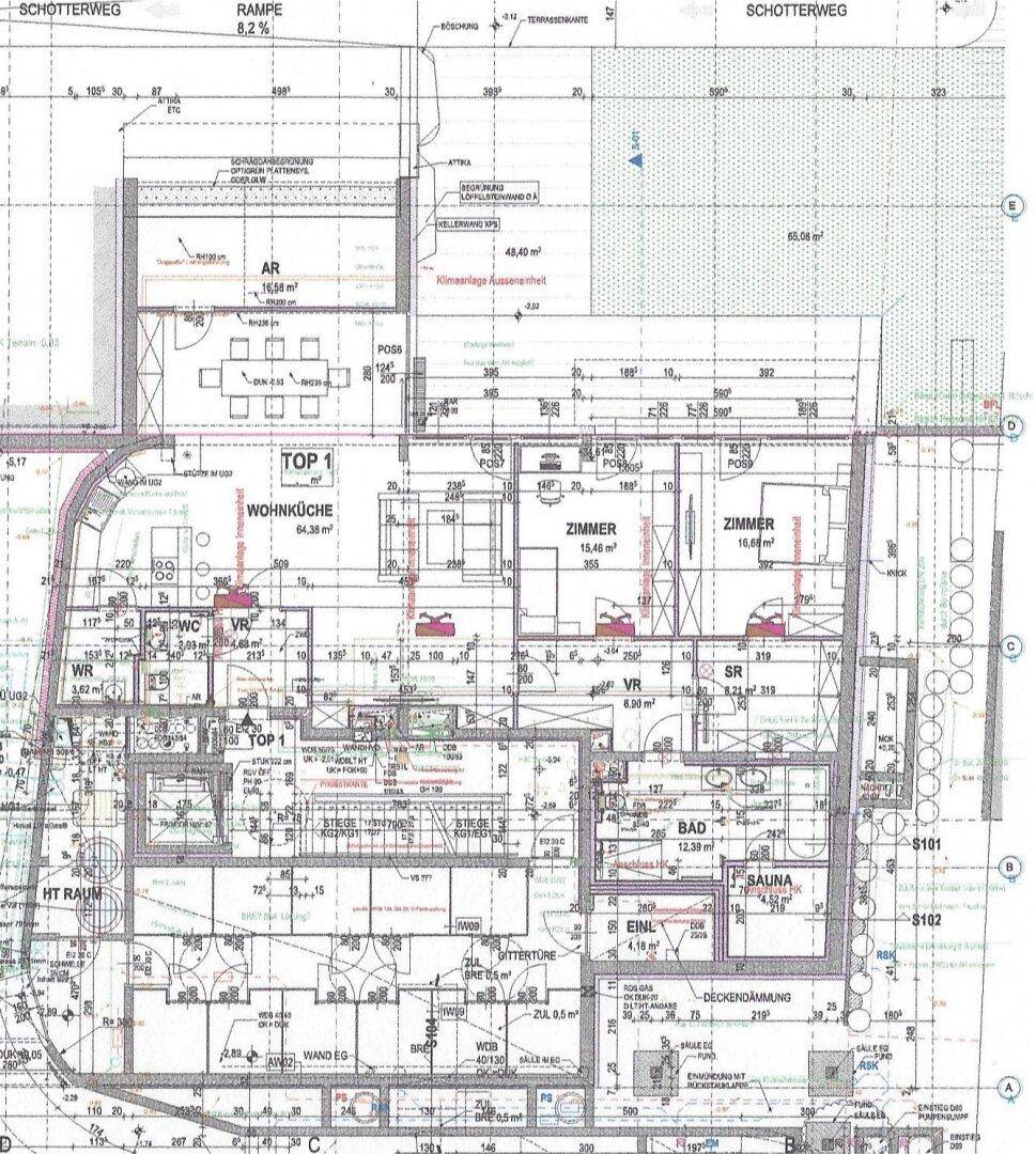 Detaillierter Grundriss mit verschiedenen Wohneinheiten, Bädern und Küchenbereichen.