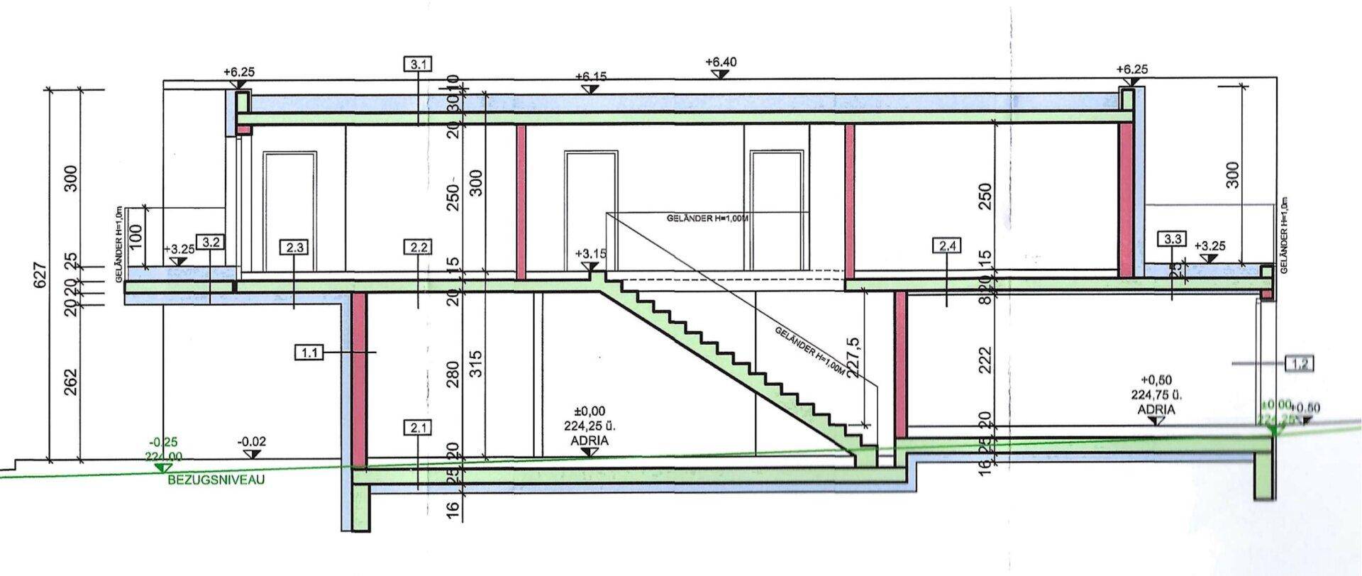 Architektonischer Querschnitt des Gebäudes, der die verschiedenen Ebenen und Höhen darstellt.