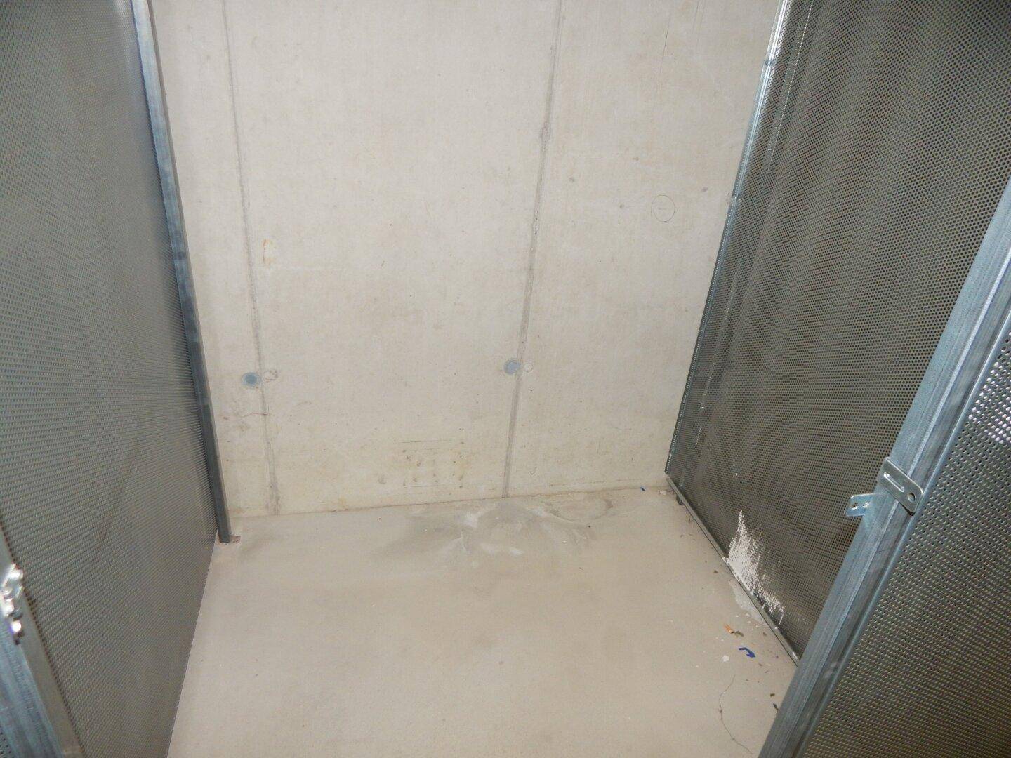 Leeres Kellerabteil mit Betonwänden, bereit zur Nutzung als Stauraum.