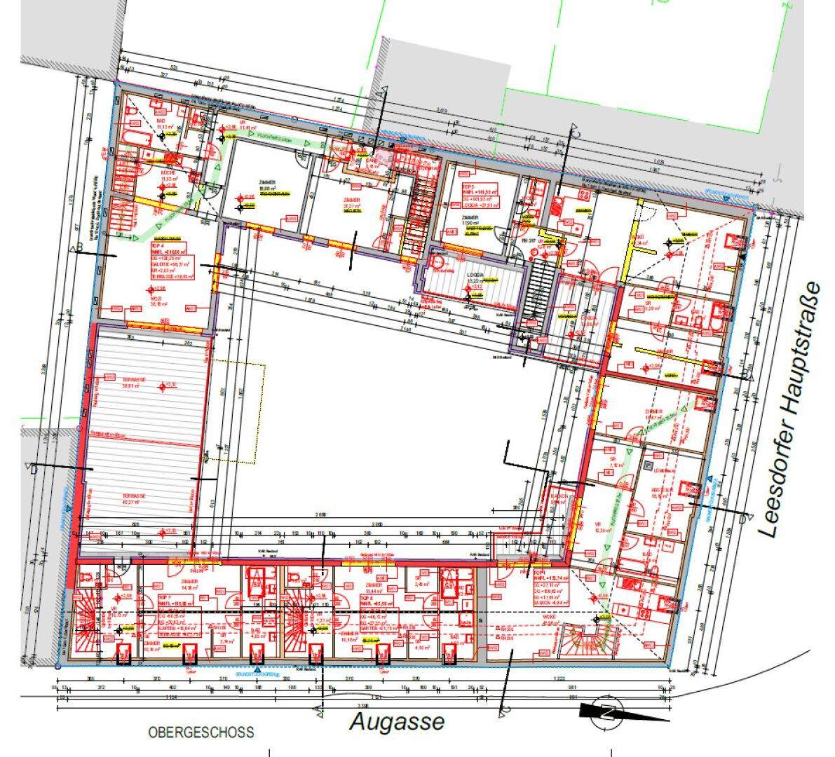 Grundriss des Obergeschosses mit Wohnungen, Balkonen und Treppenhäusern.