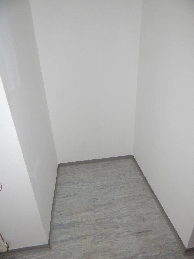 Kleiner, leerer Raum mit hellem Bodenbelag und weißen Wänden, nutzbar als Abstellraum.