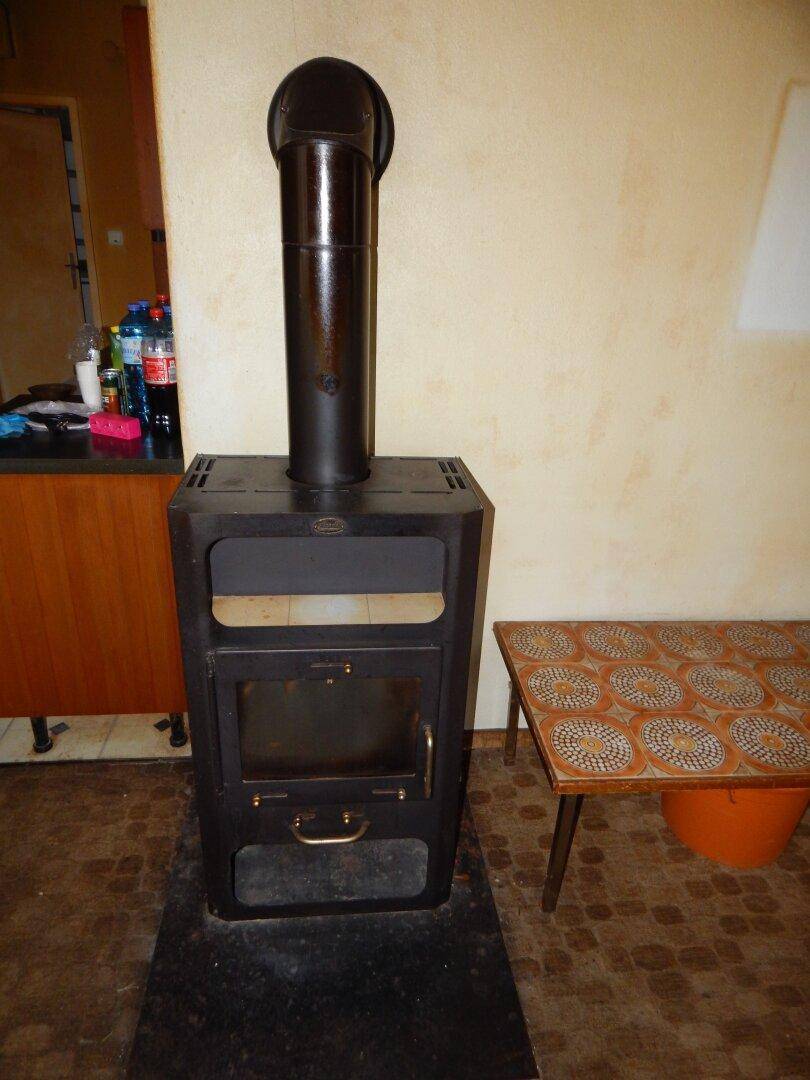 Detailansicht eines traditionellen Kaminofens, der Wärme und Gemütlichkeit spendet.
