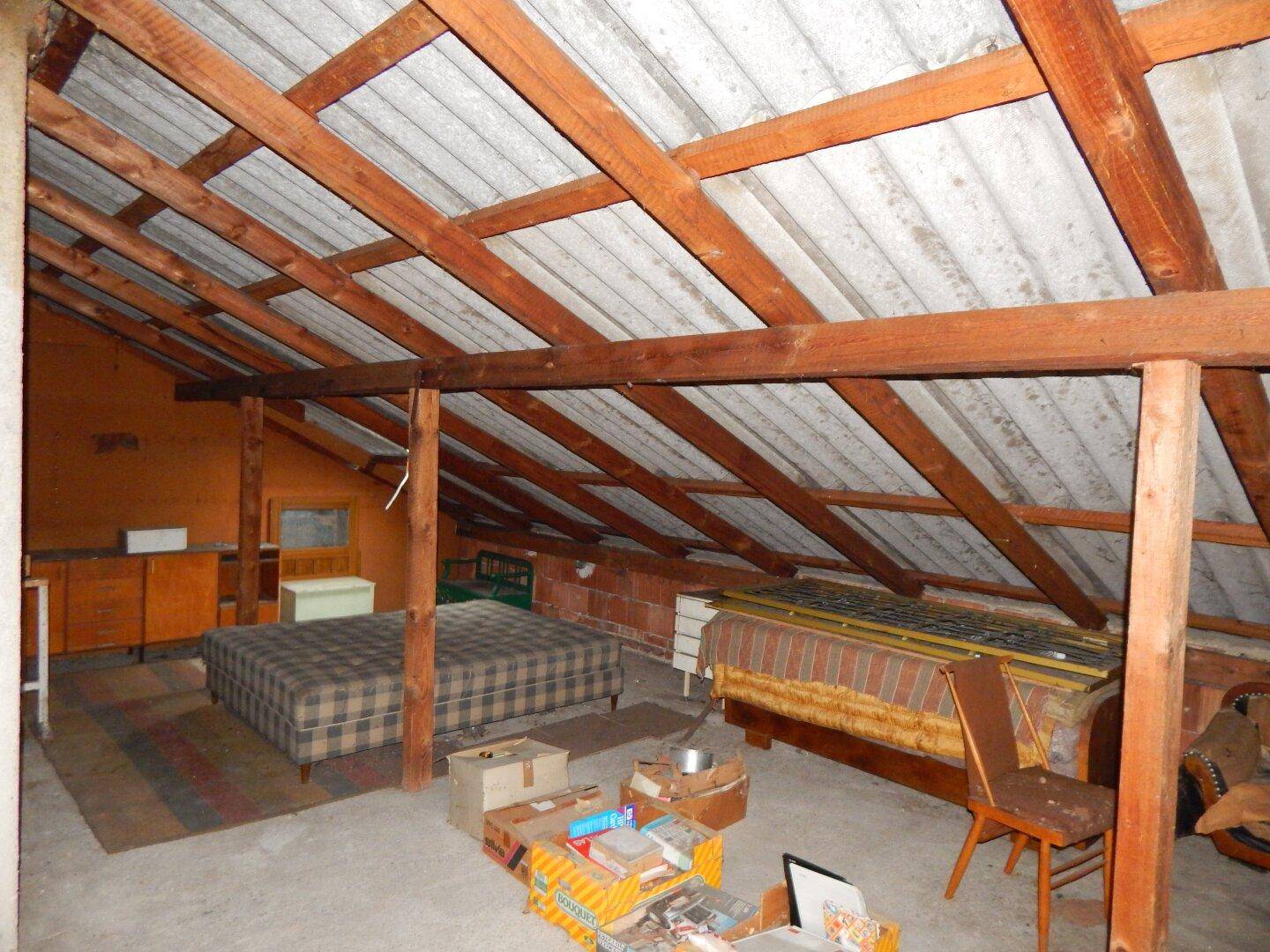 Dachboden mit sichtbarer Holzkonstruktion und viel Stauraum, ideal für zukünftige Nutzung.