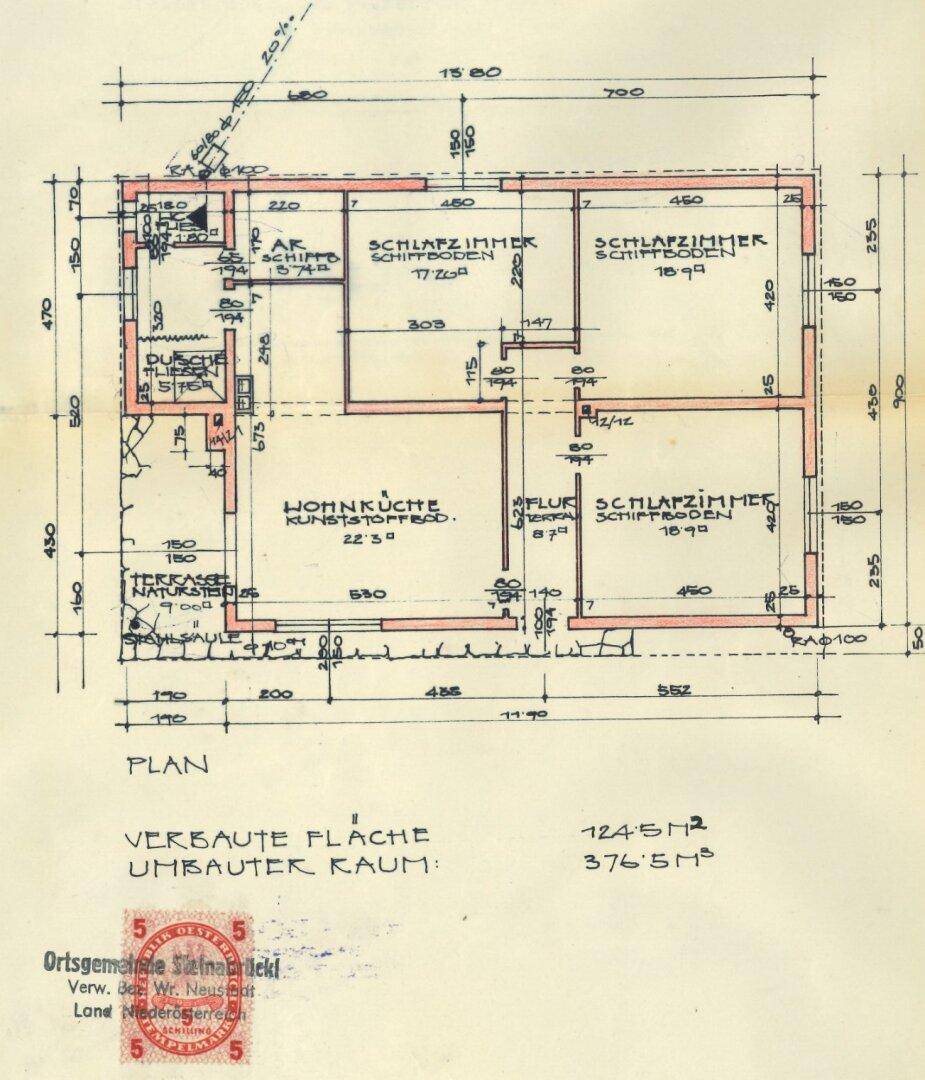Grundrissplan zeigt die Aufteilung der Räume mit Wohnküche, Schlafzimmern und Terrasse.