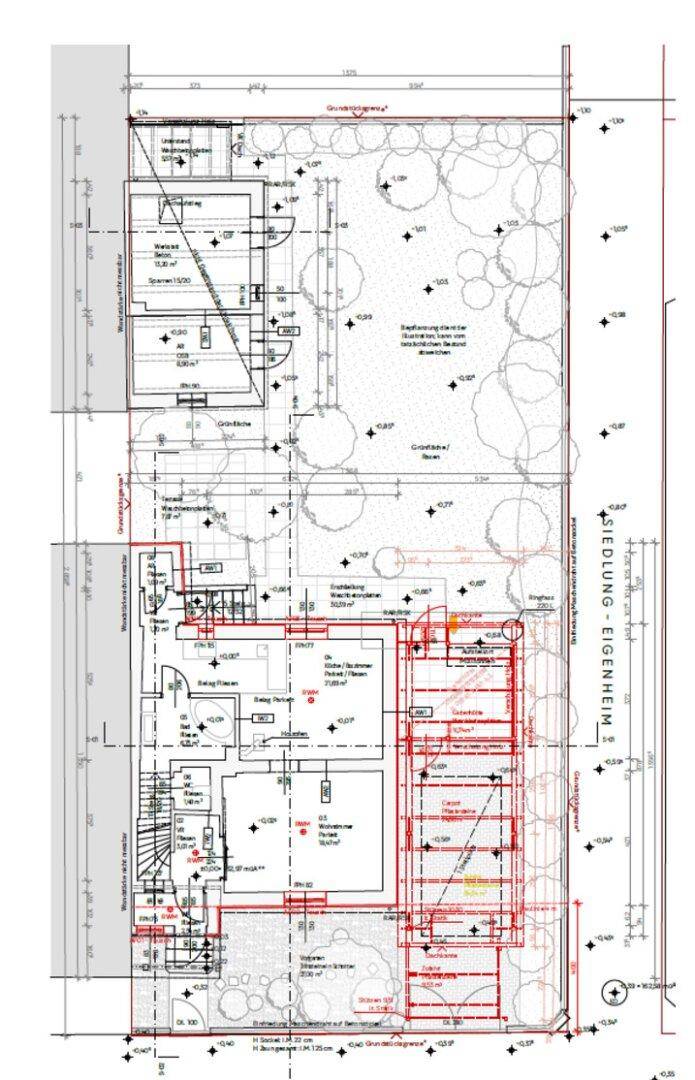 Detaillierter Grundrissplan eines Gebäudes mit Gartenanlage und Grundstücksgrenzen.