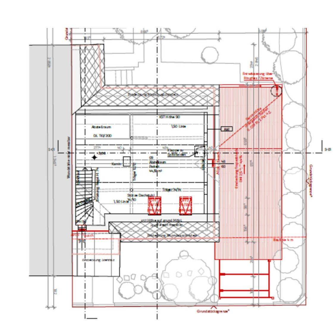 Grundriss des Obergeschosses mit Dachschrägen, Treppenhaus und Außenbereich.