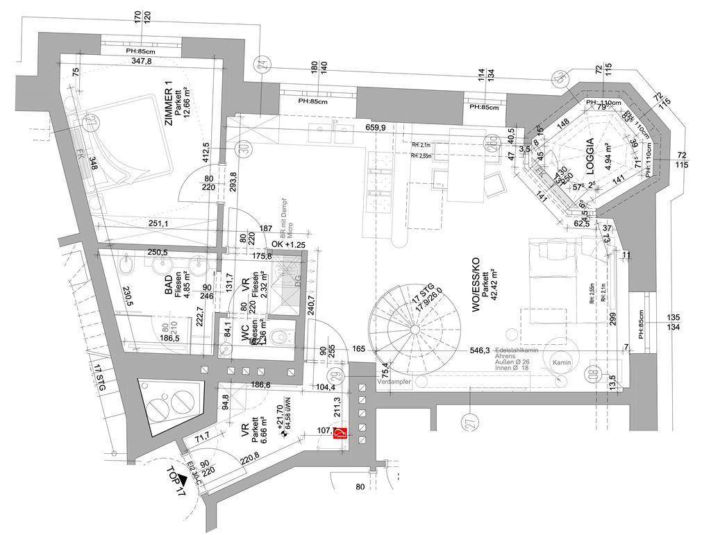 Detaillierter Grundriss der unteren Ebene mit Wendeltreppe, Loggia und Kamin.