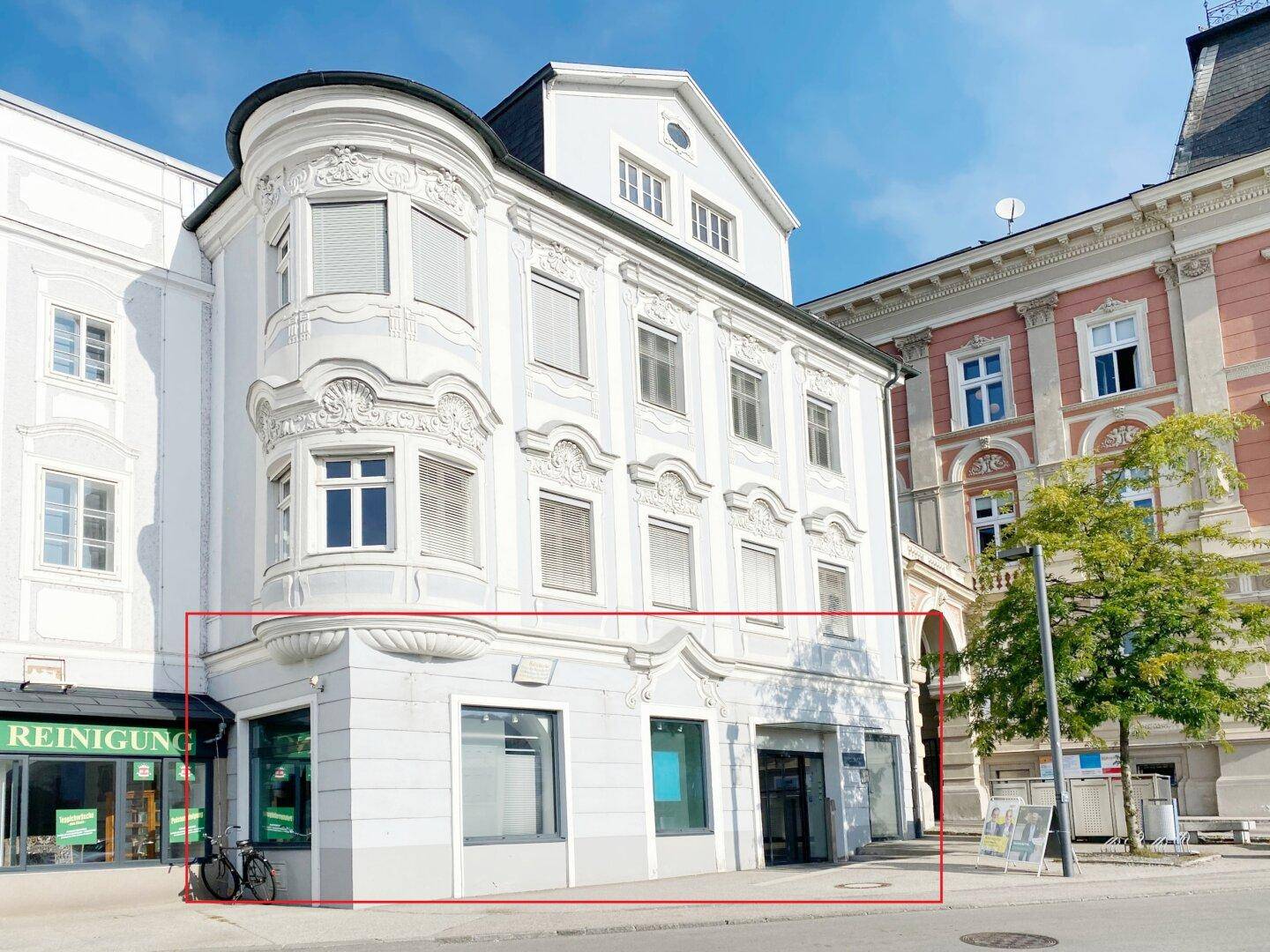 Detailansicht der historischen Fassade des Gebäudes mit einem markierten Erdgeschossbereich an einem sonnigen Tag.