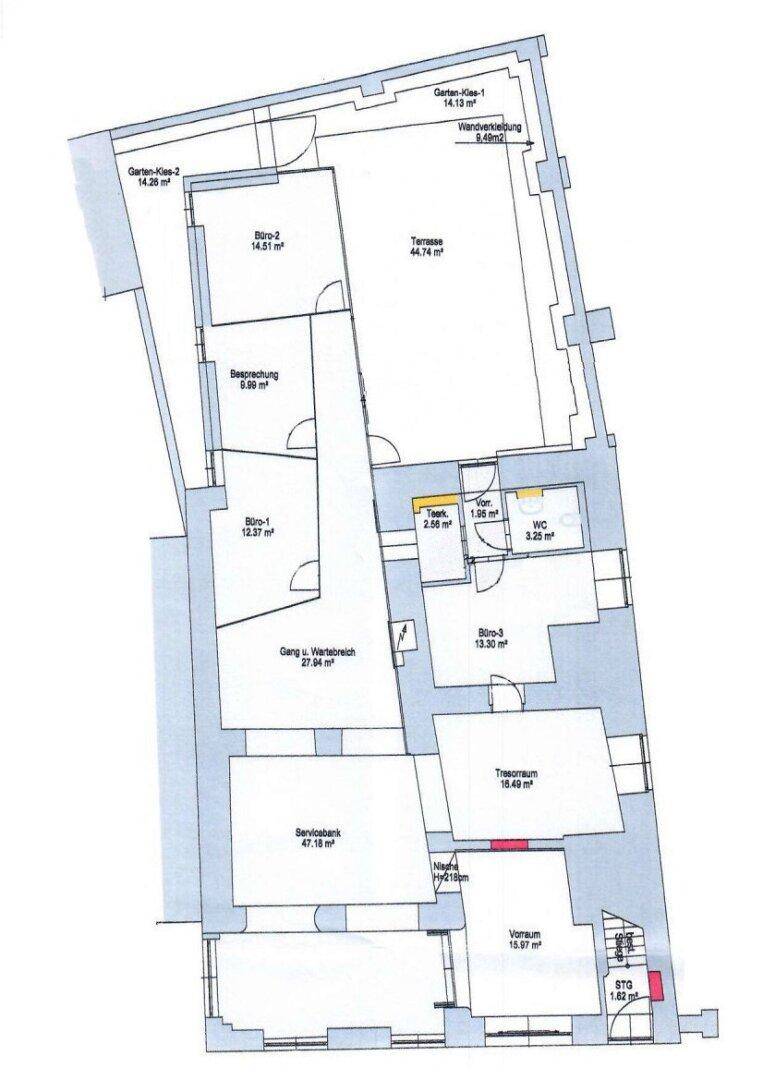 Detaillierter Grundriss einer Gewerbefläche mit Büros, Besprechungsraum, Sanitäranlagen und einer großen Terrasse.