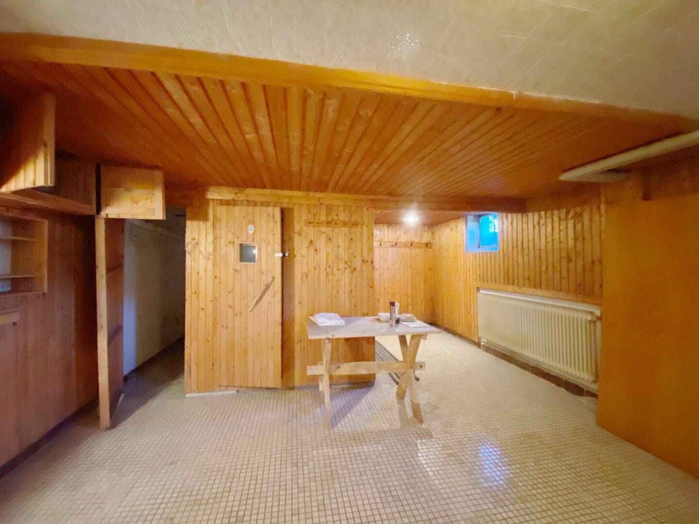 Geräumiger Kellerraum mit Holzverkleidung und Fliesenboden, vielseitig nutzbar.