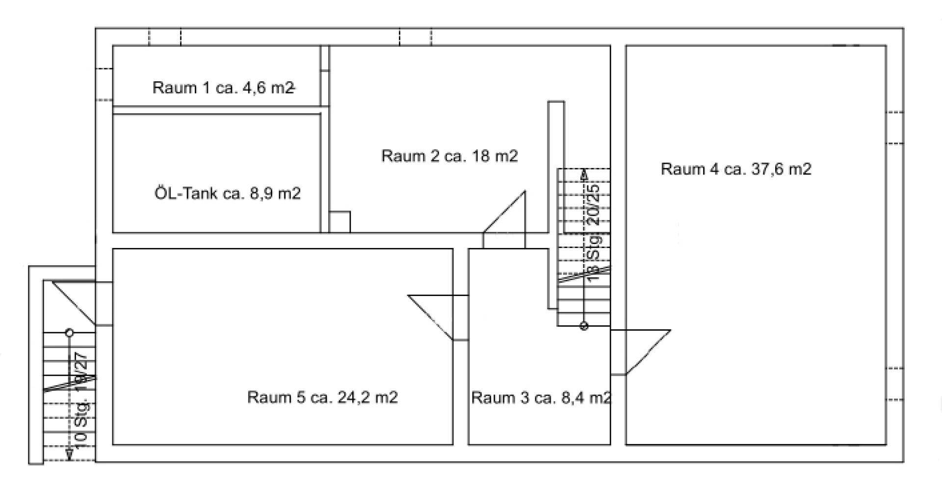 Grundriss eines Kellergeschosses mit mehreren Räumen, einem Öltank und Treppen.