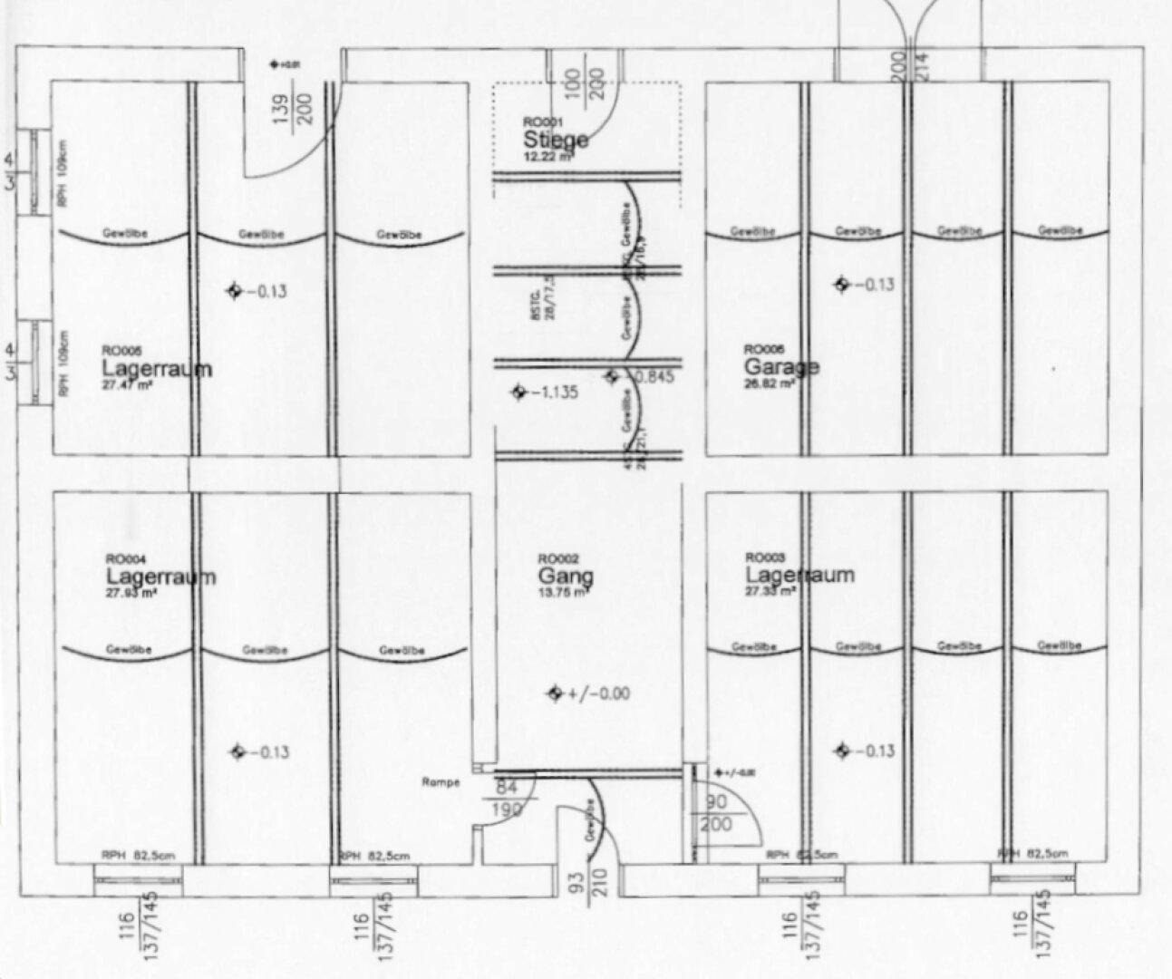 Grundriss des Untergeschosses mit Lagerräumen, Garage und Treppenhaus.