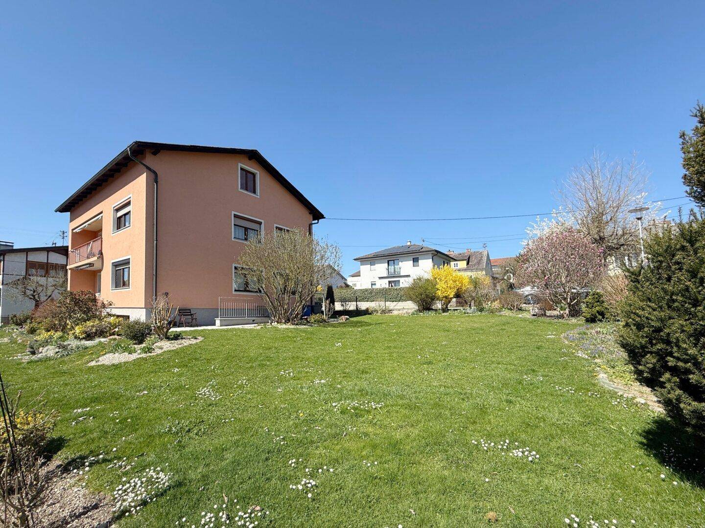 Für Anleger oder Eigennutzer: Gepflegtes Wohnhaus mit 3 Einheiten - Ansicht 4