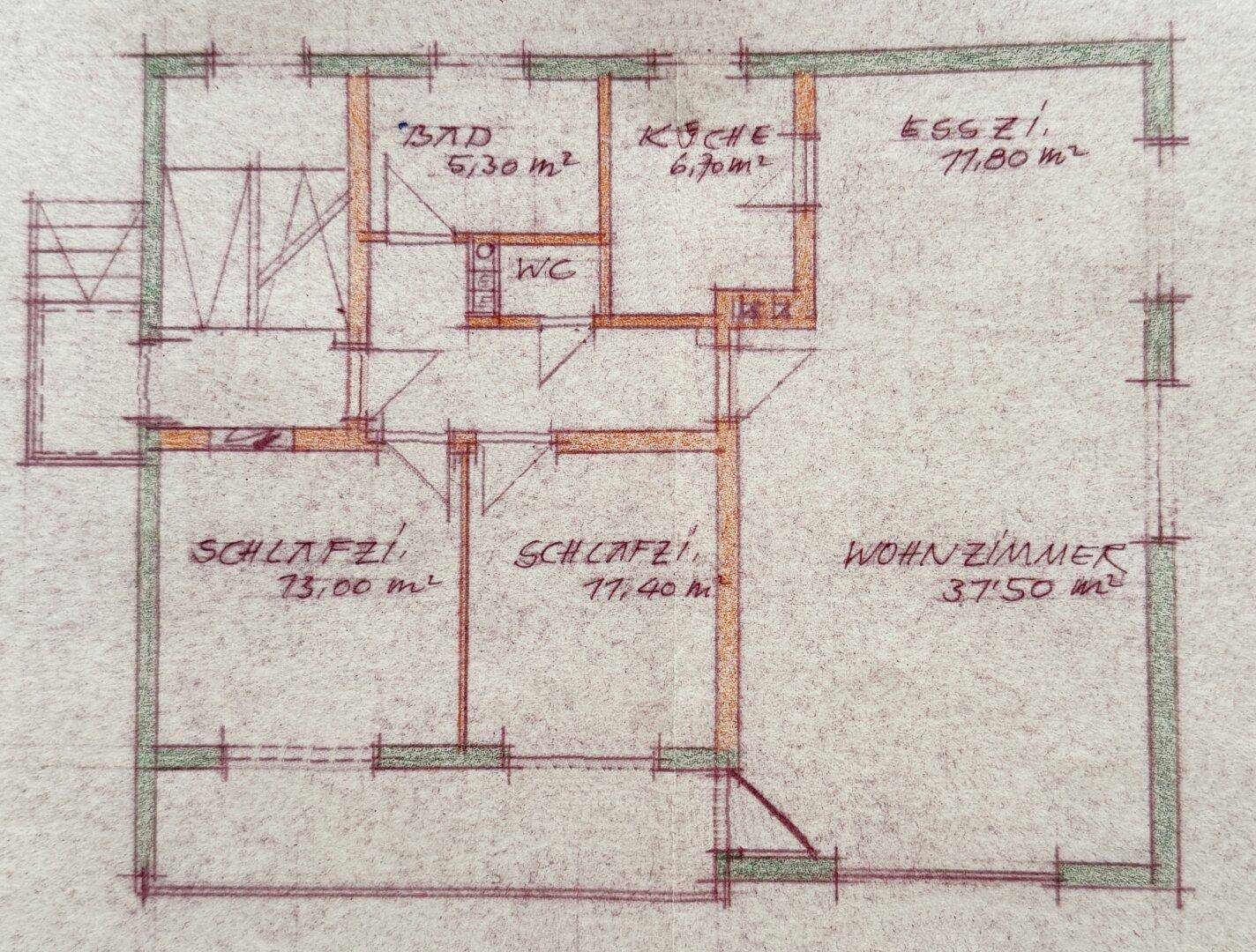 Handgezeichneter Grundriss des Erdgeschosses mit Wohnzimmer, Schlafzimmern und Küche.