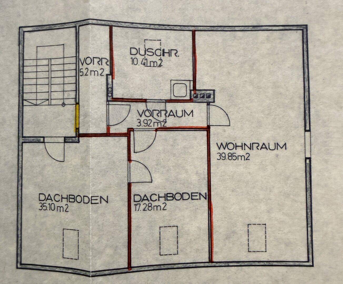 Grundriss des Dachgeschosses mit Wohnraum, Dusche und Dachbodenbereichen.