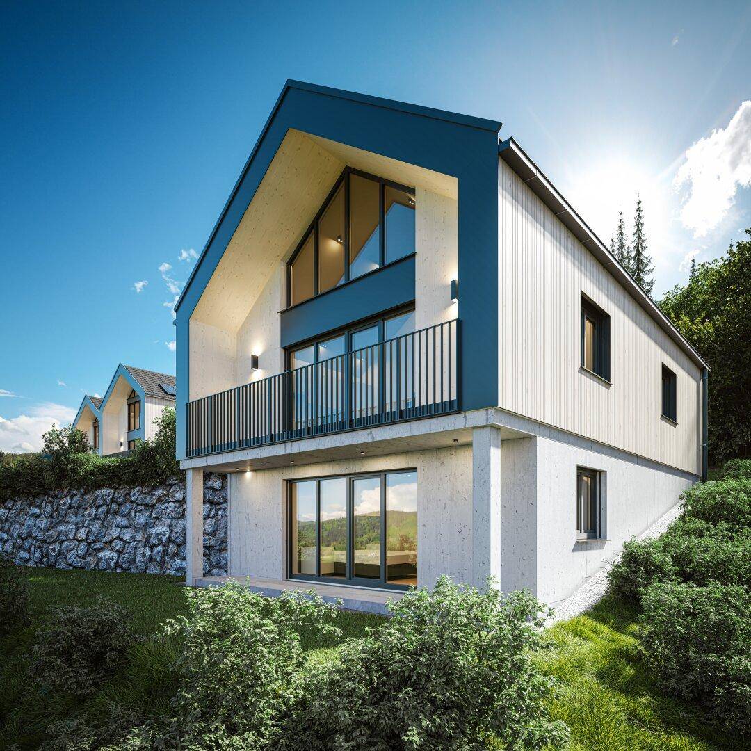 Seitliche Ansicht eines modernen Chalets mit Holzfassade und großen Fenstern in alpiner Umgebung.