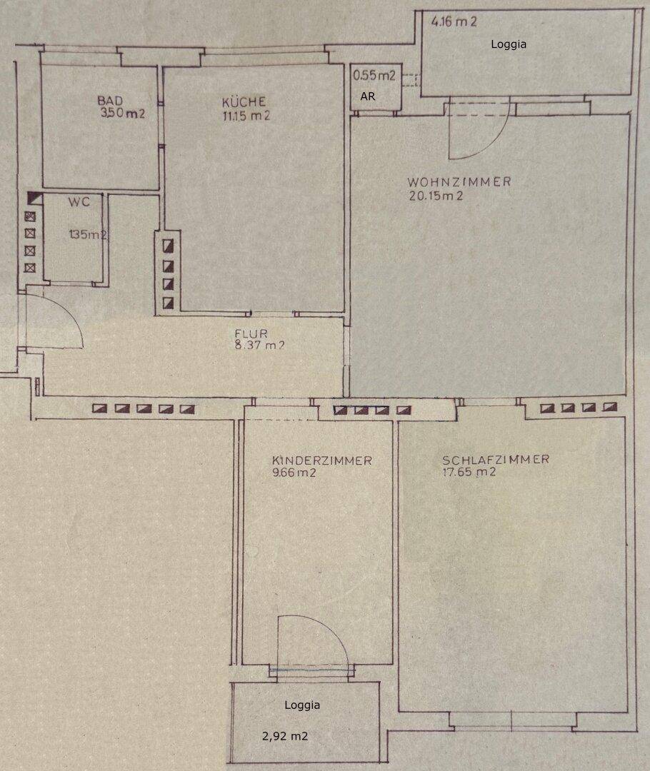 Grundriss einer Wohnung mit Wohnzimmer, Küche, Bad, WC, zwei Schlafzimmern und zwei Loggien.