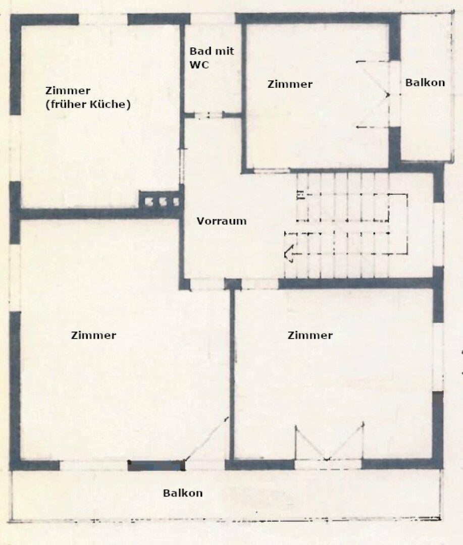 Grundriss des Obergeschosses mit mehreren Zimmern, Bad mit WC und Balkonzugang.