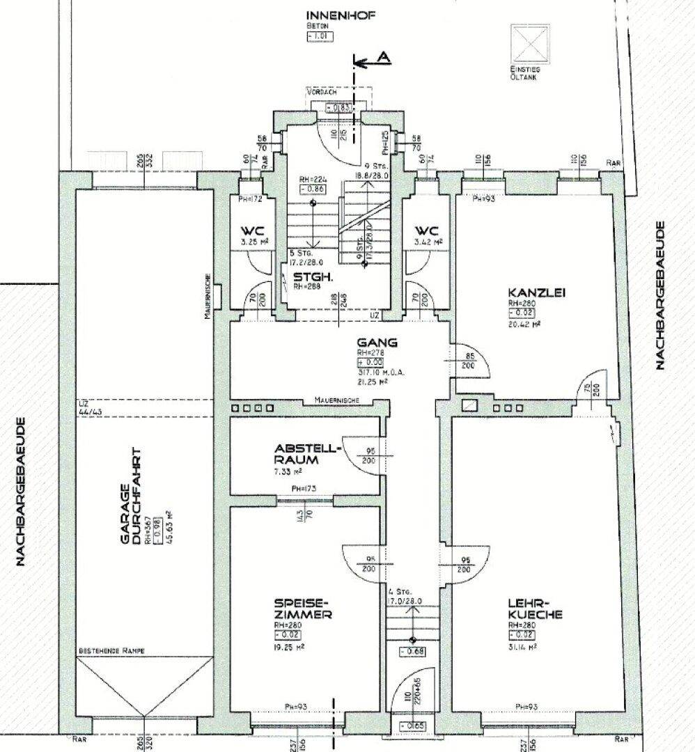 Grundriss des Erdgeschosses mit Garage, Abstellraum, Küche und Büros.