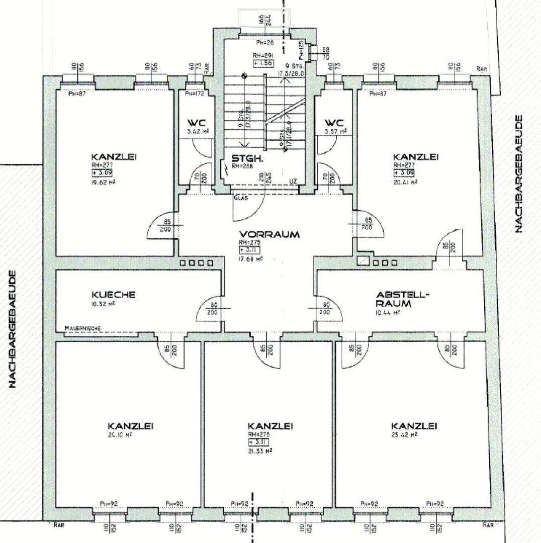 Grundriss des Obergeschosses mit mehreren Büroräumen, Küche und WCs.