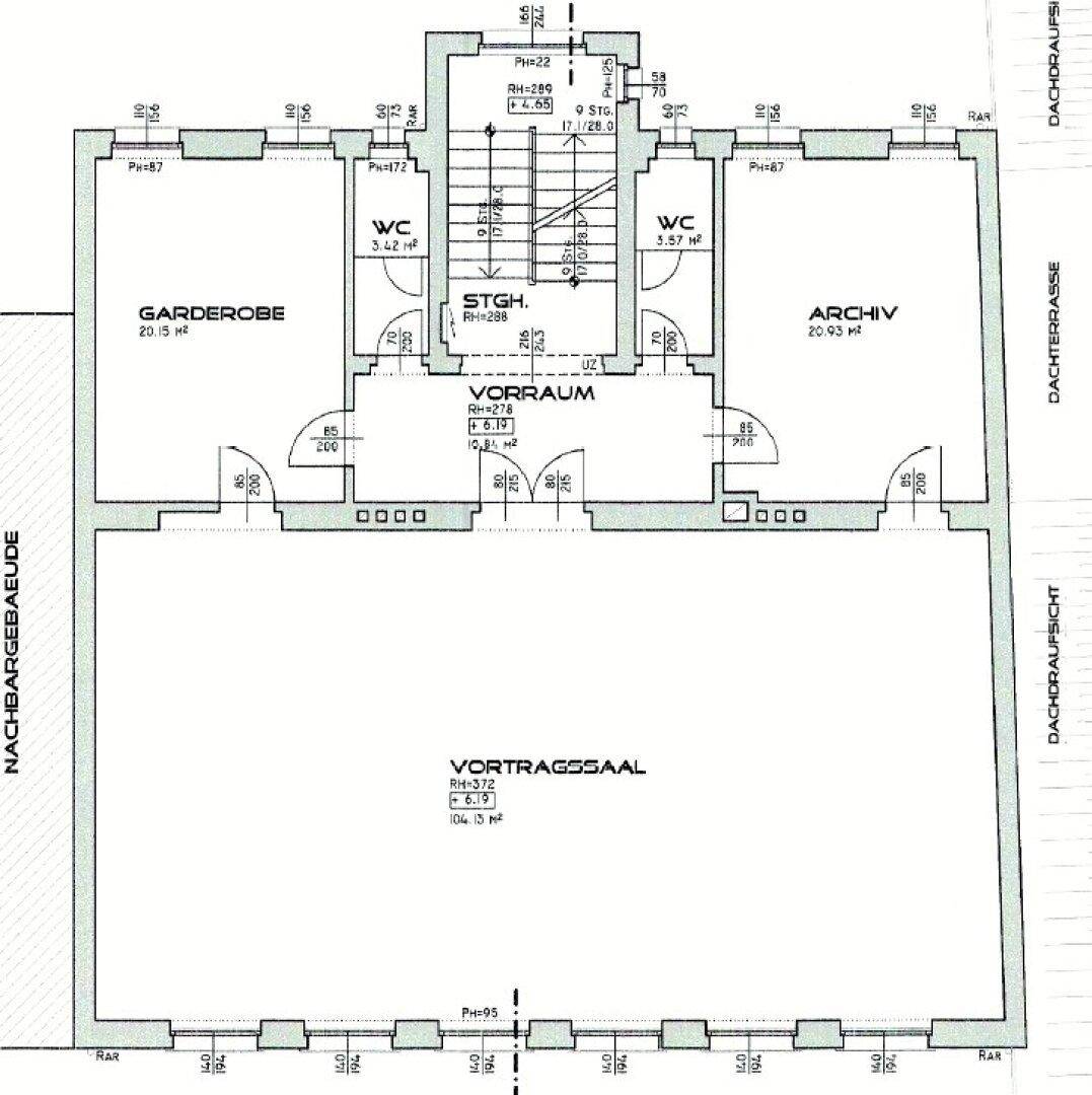 Grundrissplan des Erdgeschosses mit großem Vortragssaal, Garderobe und Toilettenbereich.