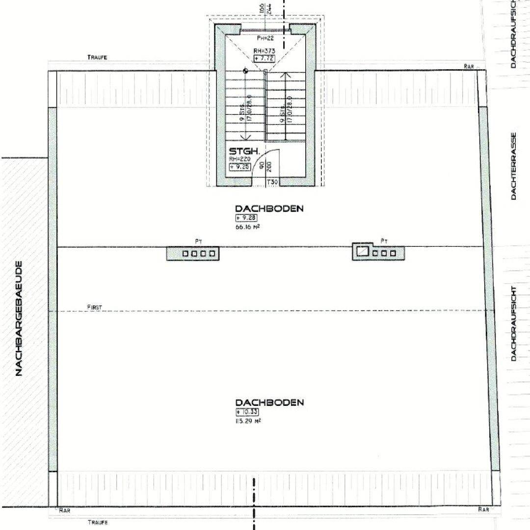 Grundrissplan des Dachgeschosses mit großem Dachbodenbereich und Treppenhauszugang.