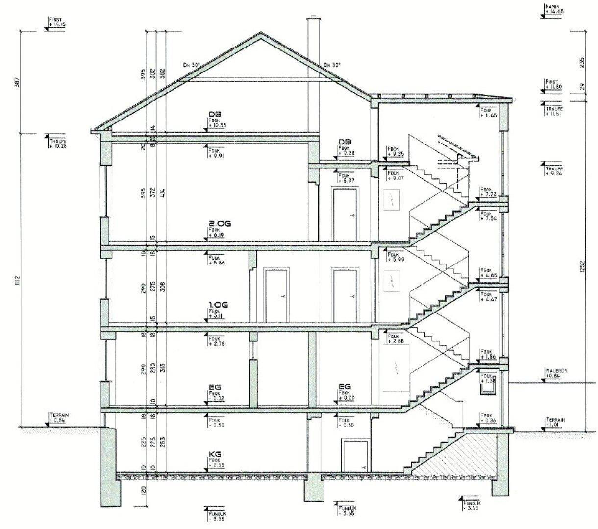 Architektonischer Schnitt durch das Gebäude mit Keller, Erdgeschoss, Obergeschossen und Dachboden.