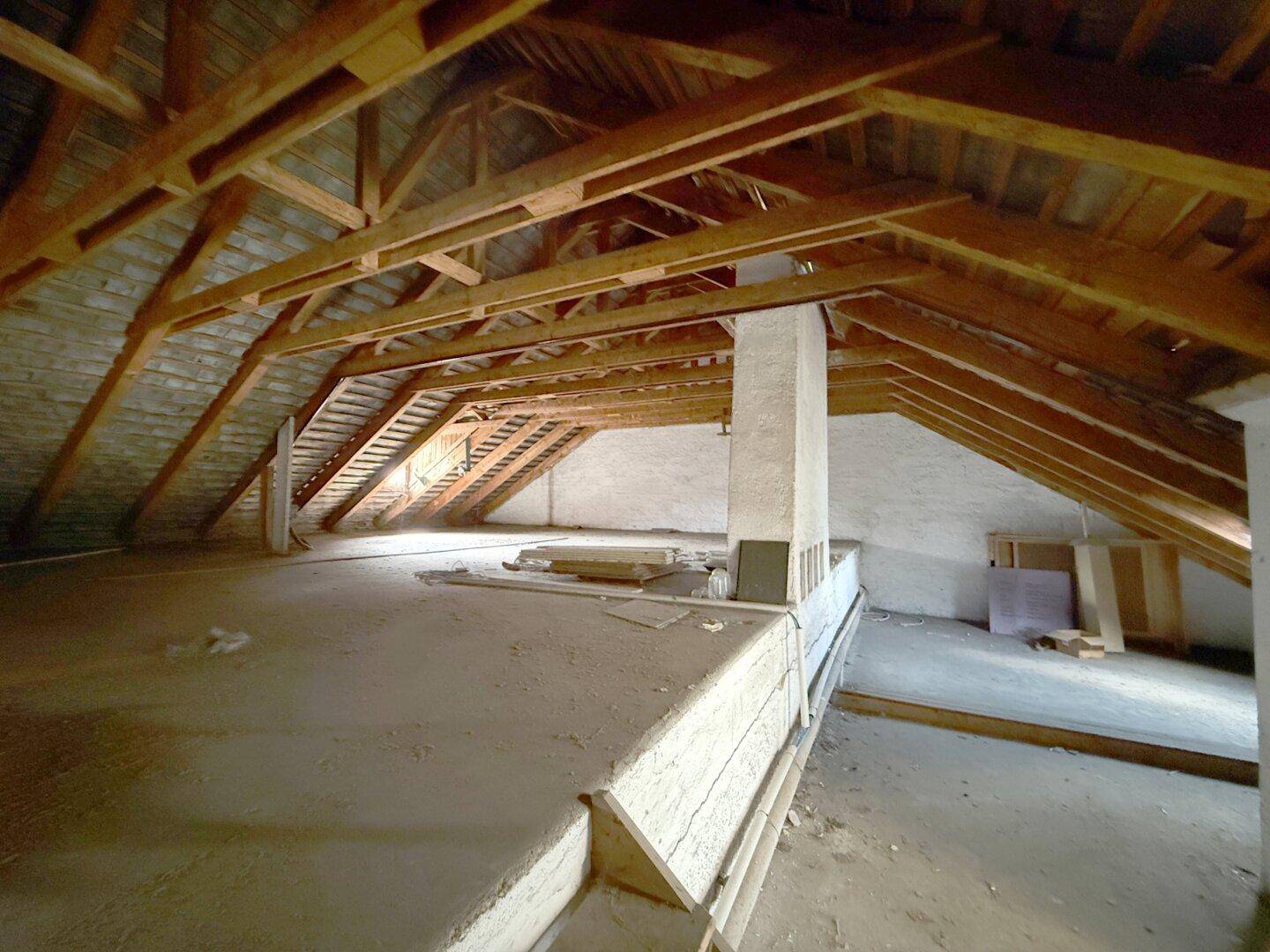 Unausgebauter Dachboden mit sichtbaren Holzbalken und viel Potenzial.