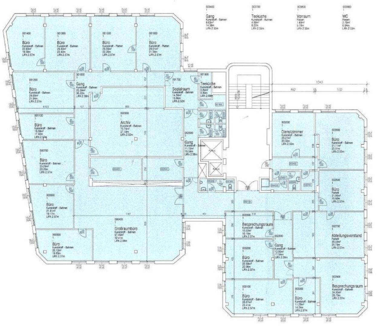 Grundrissplan eines Bürogebäudes mit zahlreichen Einzelbüros, einem Großraumbüro, Besprechungsräumen und Teeküchen.