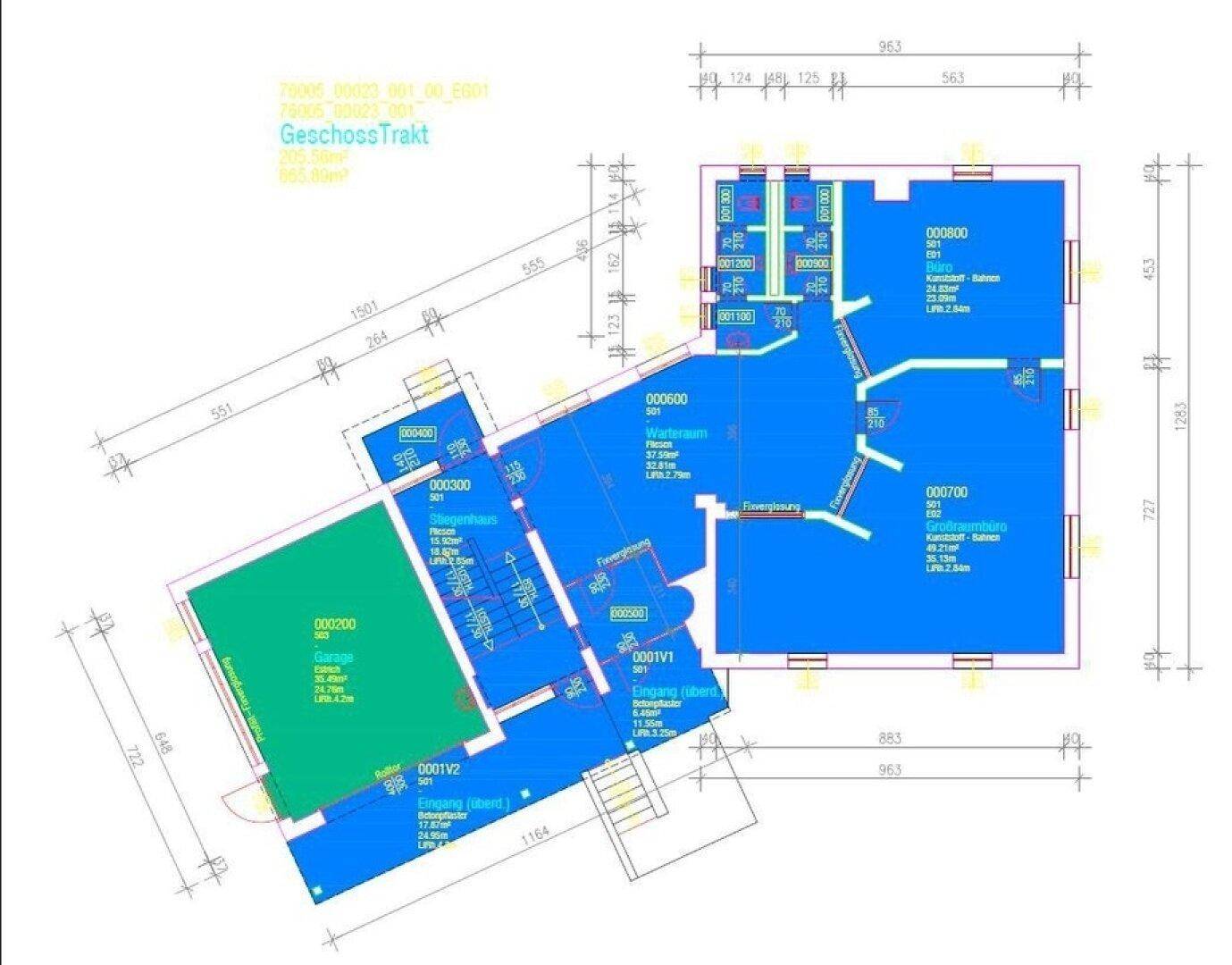 Grundriss des Erdgeschosses mit Garage, Eingangsbereich und mehreren Räumen.