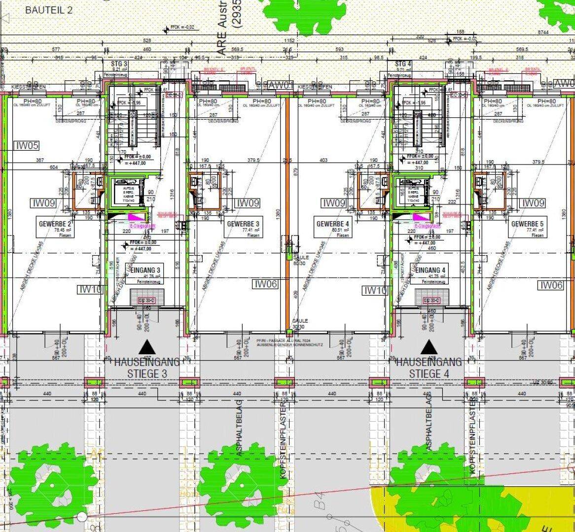 Detaillierter Grundrissplan mit mehreren Wohneinheiten, Eingängen und Außenbereichen.