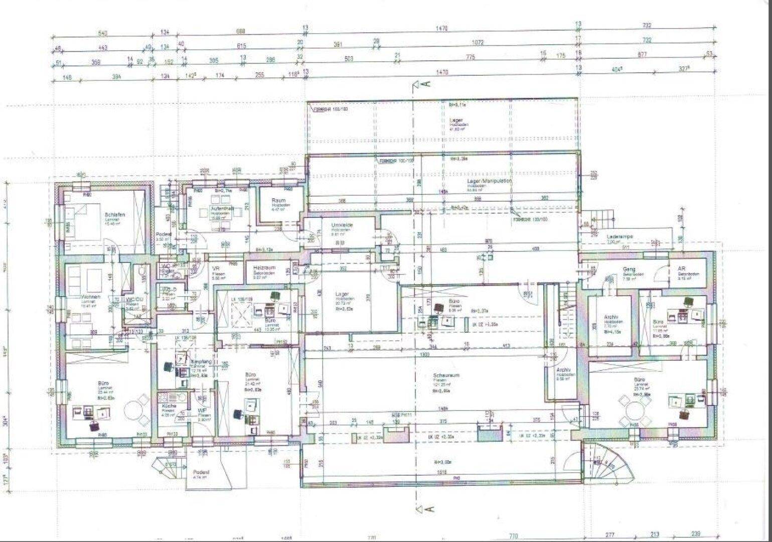 Detaillierter Grundriss des Erdgeschosses mit verschiedenen Räumen und Abmessungen.