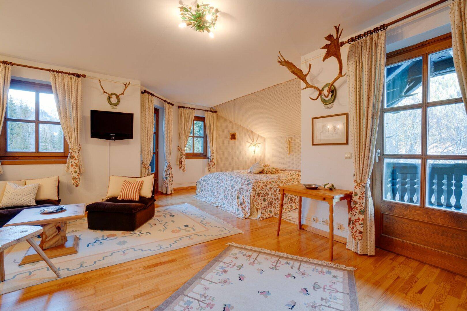 Badezimmer mit Badewanne, gelb-weißen Fliesen und Fenster für natürliches Licht, das den Raum erhellt.