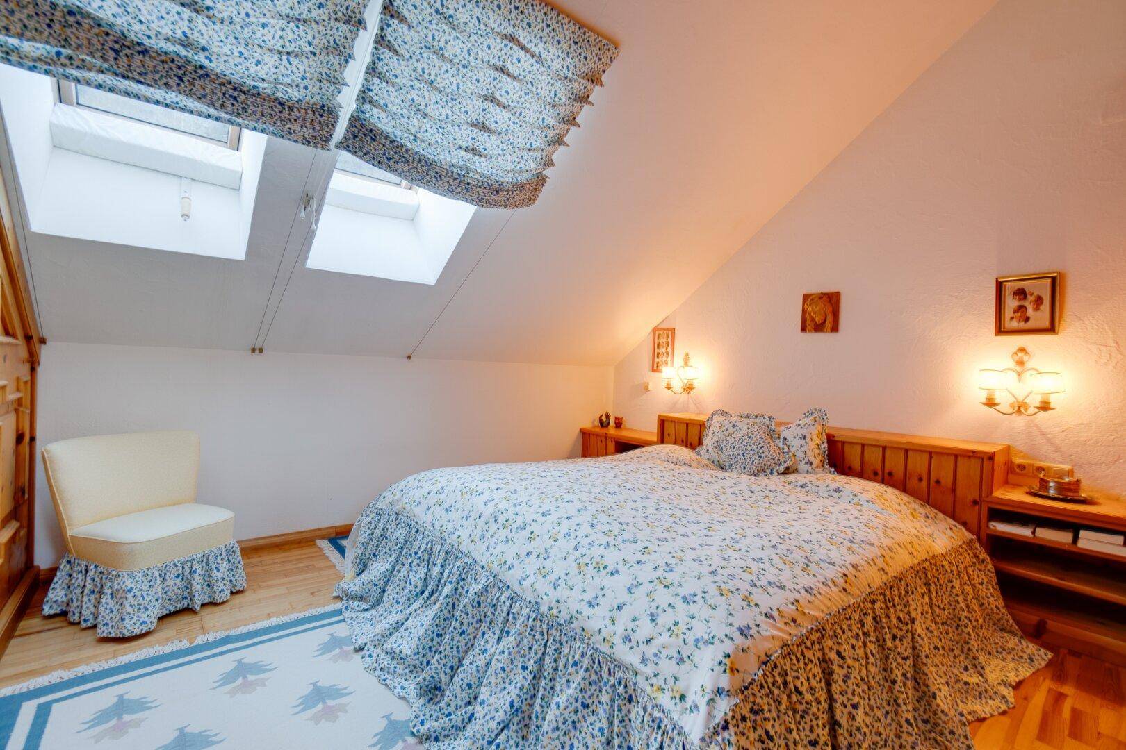 Essbereich im Dachgeschoss mit Holztisch, Stühlen und traditionellem Schrank, der Gemütlichkeit ausstrahlt.