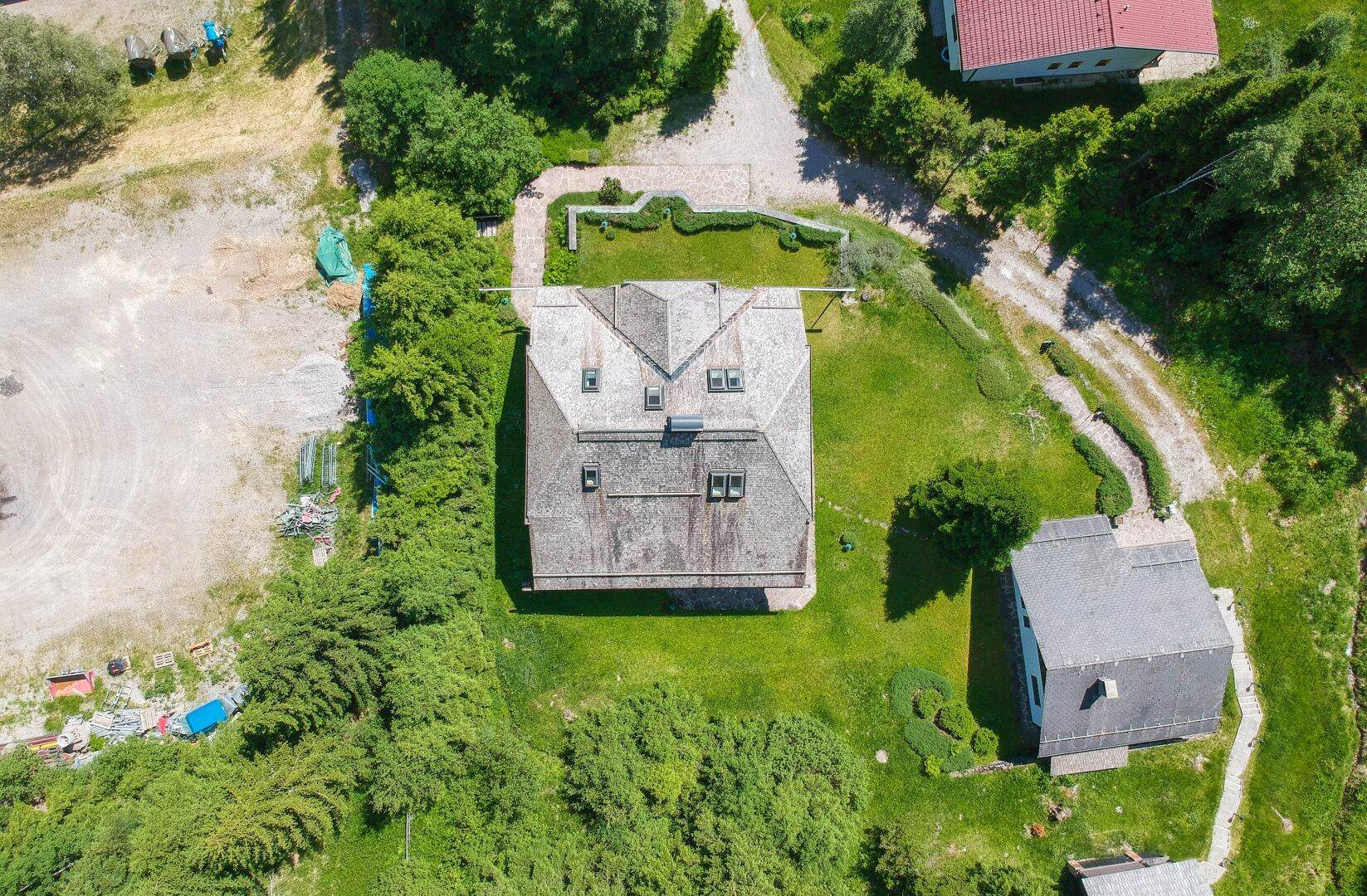 Grundriss des Erdgeschosses mit Wohnraum, Essbereich, Küche und Terrasse, der die funktionale Aufteilung darstellt.