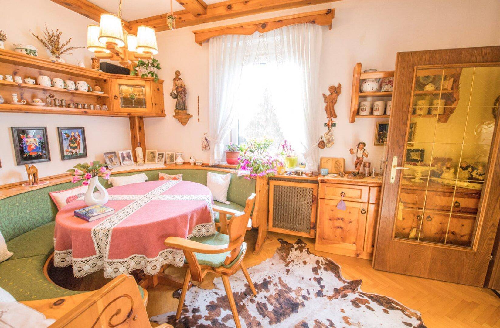 Gemütliches Schlafzimmer mit Holzvertäfelung, Parkettboden und großem Fenster.