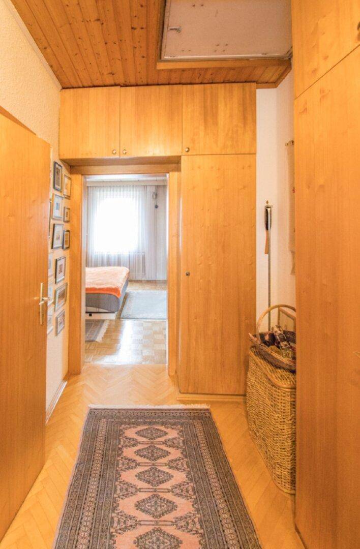 Gemütliches Schlafzimmer im Dachgeschoss mit Doppelbett, Dachschräge und Parkettboden.