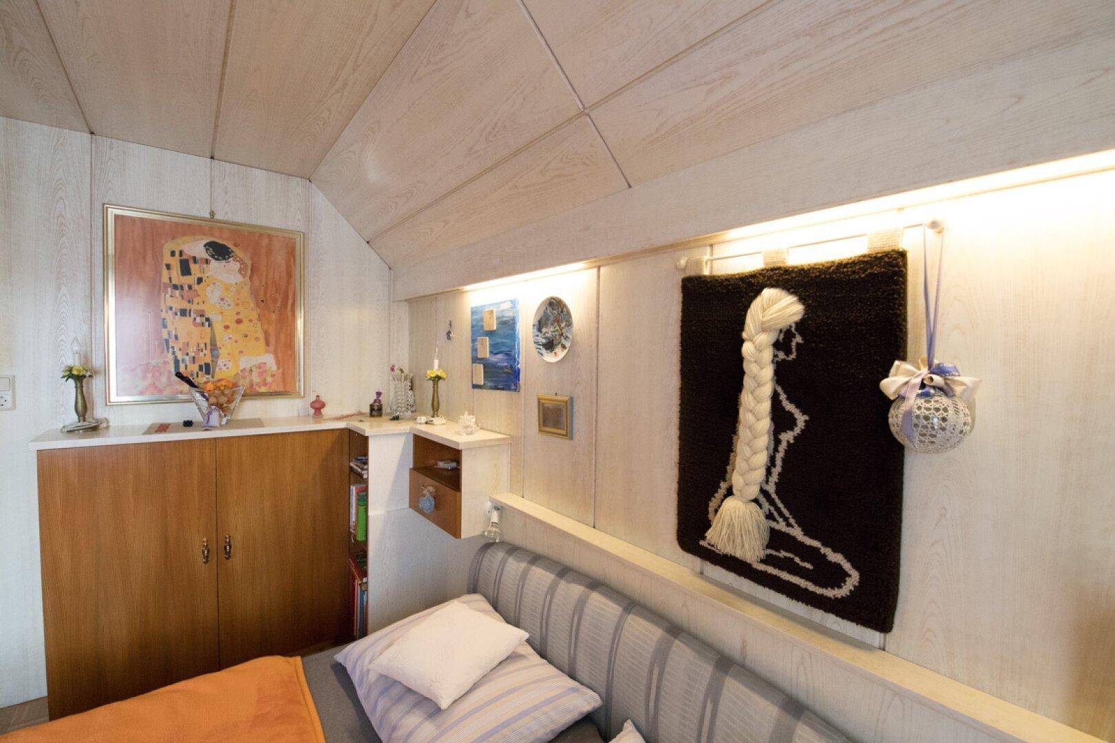 Badezimmer im Dachgeschoss mit Badewanne, WC und gemusterten Fliesen.