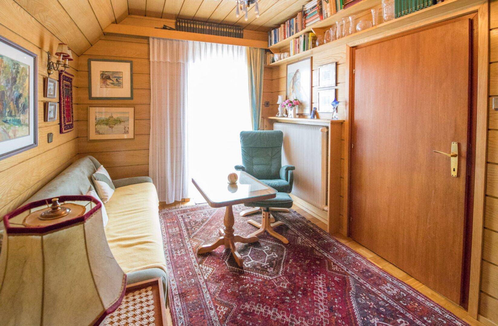 Heller Balkon mit weißem Geländer und Blick auf die umliegende Wohngegend.